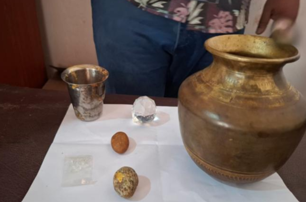 கழிப்பறை குழி தோண்டியபோது வெளிச்சத்துக்கு வந்த மர்ம பொருட்கள்; தொல்பொருள் சந்தேகத்தில் வயது நபர் கைது